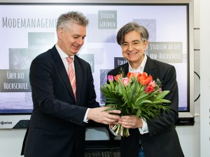 Prof. Dr.-Ing. Gebhard Hafer gratuliert Thoralf Buller