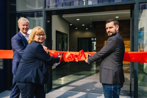 UVB-Hauptgeschäftsführer Christian Amsinck, Kanzlerin Ursula Schwill und Bezirksstadtrat Marco Brauchmann (v. li.) bei der Einweihung des neuen Standortes der bbw Hochschule