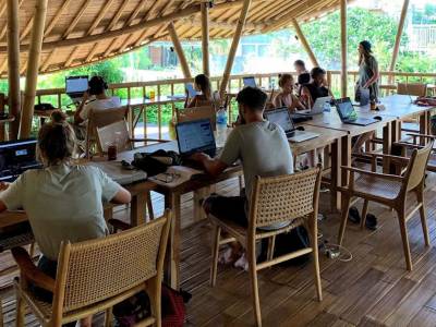 Laura E. Prakitkum auf Bali