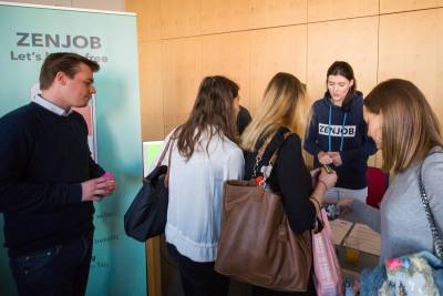 Janis Künkler (links) von Zenjob beim Recruiting Career Day der bbw Hochschule 2017