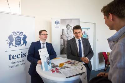 Andreas Flechs (links) von Tecis beim Recruiting Career Day der bbw Hochschule 2017