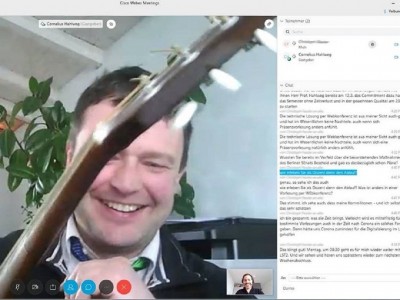 Prof. Hahlweg mit Gitarre in einer Online Vorlesung
