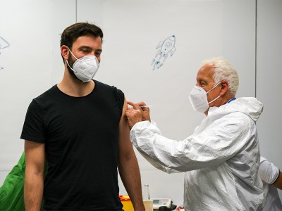 Mitarbeiter der bbw Hochschule bei seiner Impfung gegen Covid-19