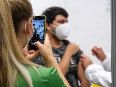 Studierender der bbw Hochschule bei ihrer Impfung gegen Covid-19