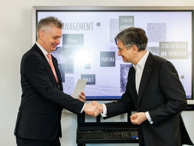 Prof. Buller bekommt seine Urkunde zum Studienleiter überreicht