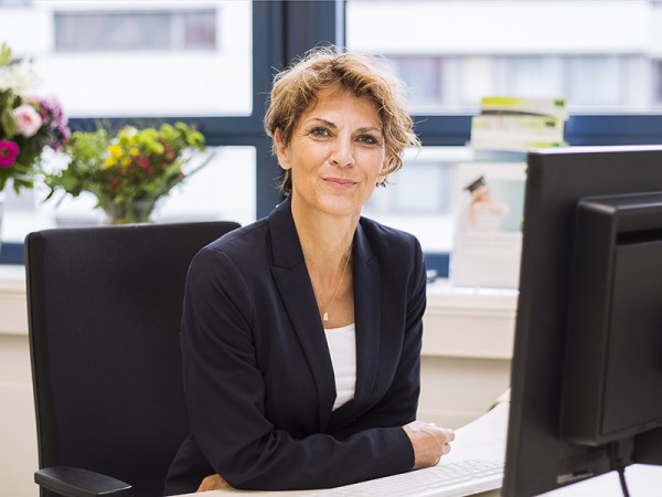 Frau Heide Traemann an ihrem neuen Arbeitsplatz als Kanzlerin der bbw Hochschule