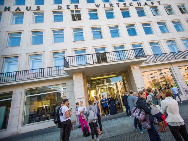 Berliner Haus der Wirtschaft, Am Schillertheather