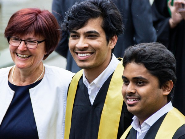 Elfi Herrmann mit Studierenden bei der Absolventenfeier im Mai 2019