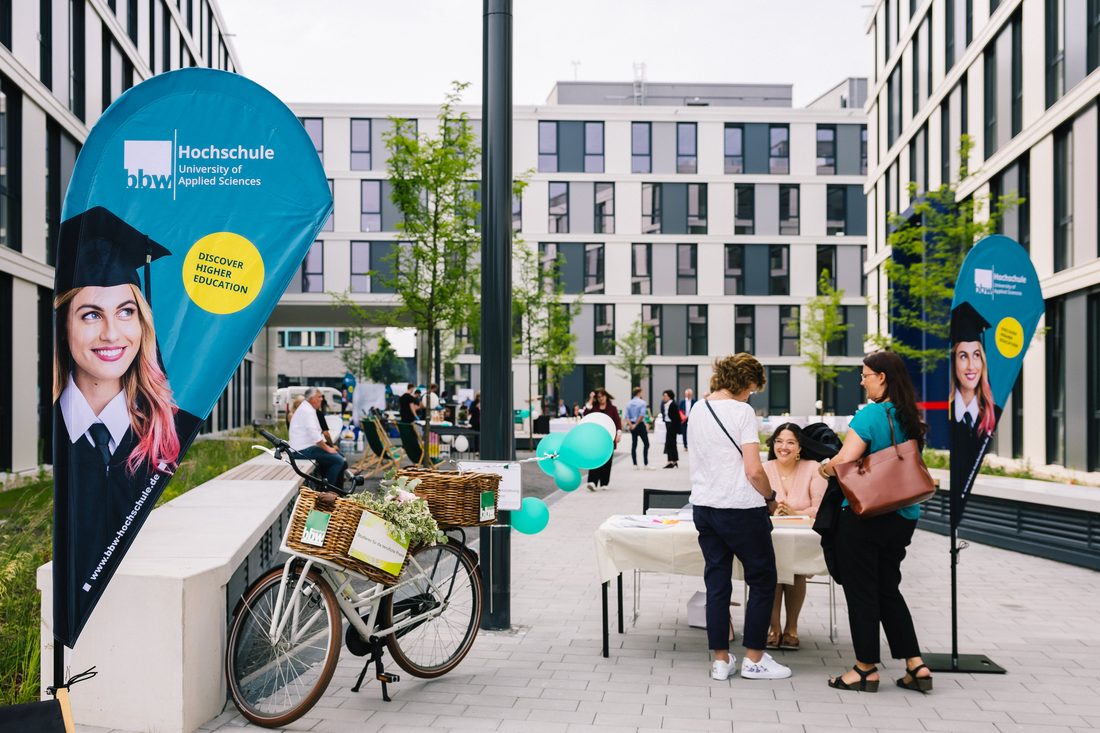 Campus-Veranstaltung im Freien mit bbw-Beachflags auf dem Campus Adlershof